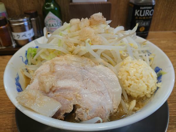 「ラーメン680円(ﾔｻｲ、ﾆﾝﾆｸ、ｱﾌﾞﾗ)」@ジャンクガレッジ 和光市駅南口店の写真