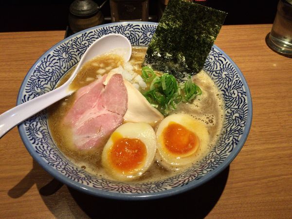 「鬼煮干し中華そば 830円＋味玉100円」@麺や 渡海の写真