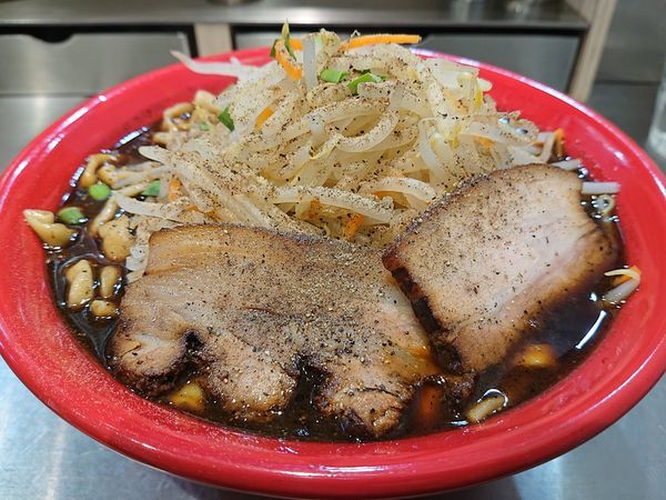 「ブラックらーめん(大盛り)」@麺創研 紅 BLACKの写真