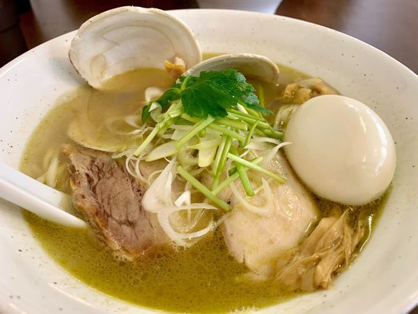 「味玉付貝塩拉麺」@麺屋 心羽の写真