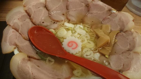 「花びらチャーシュー麺（塩）＋スムージー」@ソラノイロ NIPPONの写真