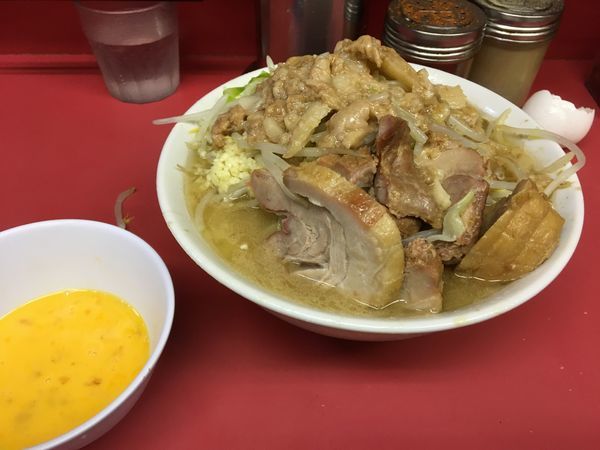 「小豚+玉子」@ラーメン二郎 桜台駅前店の写真