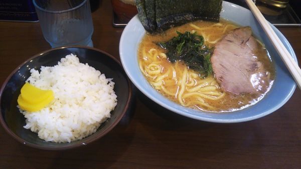 「らーめん並（固め・濃め）+ライス」@寿々㐂家 曙町店の写真