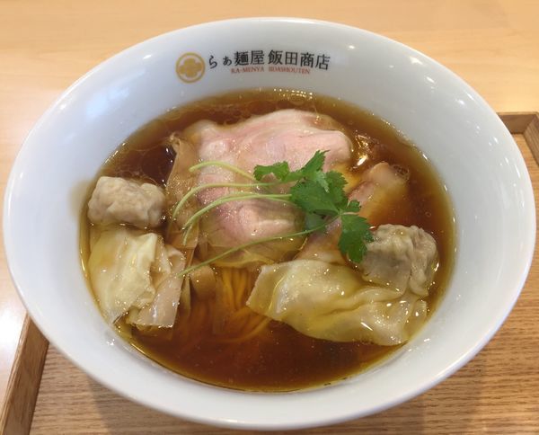 「わんたん入り醤油らぁ麺(純粋金華豚と山水地鶏の雲呑2個)」@飯田商店 湯河原本店の写真