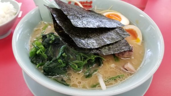 「醤油ネギラーメン　ほうれん草、味玉トッピング」@山岡家 松本店の写真