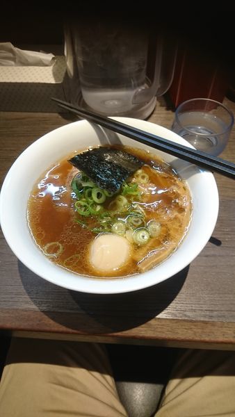 「醤油らぁ麺チャーシューに名古屋コーチン味付玉子トッピング」@支那そばや 本店の写真