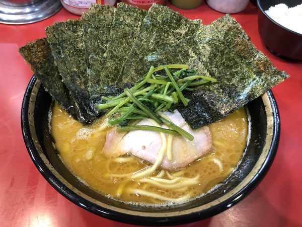 「ラーメン 中盛  かため +海苔 +ライス」@家系総本山 ラーメン吉村家の写真
