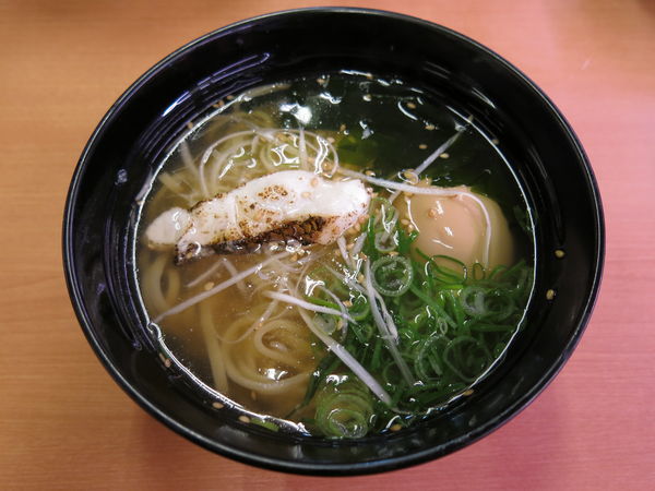 「鯛だし塩ラーメン・味玉子付：430円＋消費税」@スシロー 足立保木間店の写真