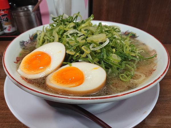 「ラーメン＋九条ネギ増し＋煮玉子」@本家 第一旭 新宿店の写真