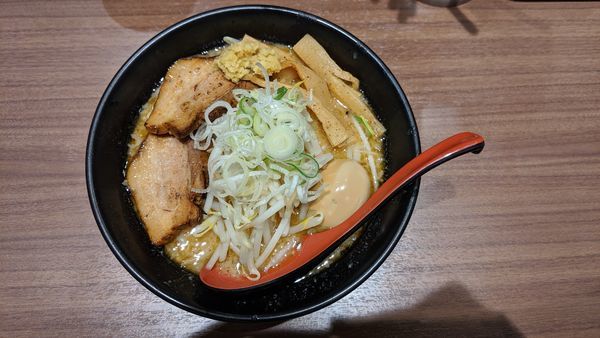 「白味噌ラーメン」@東京スタイルみそらーめん ど・みそ キッテグランシェ店の写真