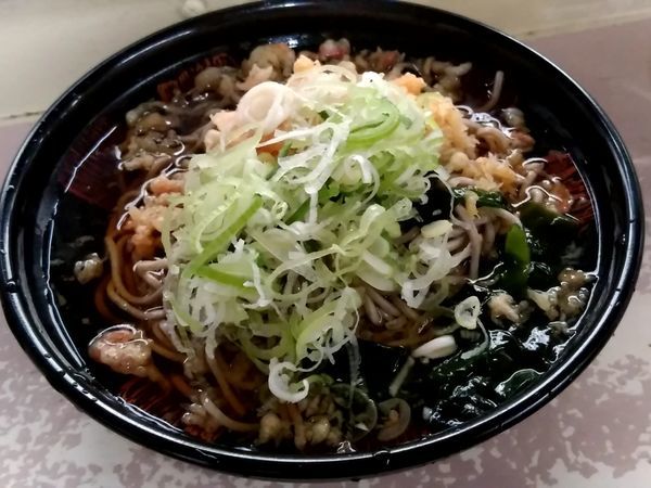 「冷したぬきそば(並盛)380円」@そば・うどん 八起家 西口店の写真