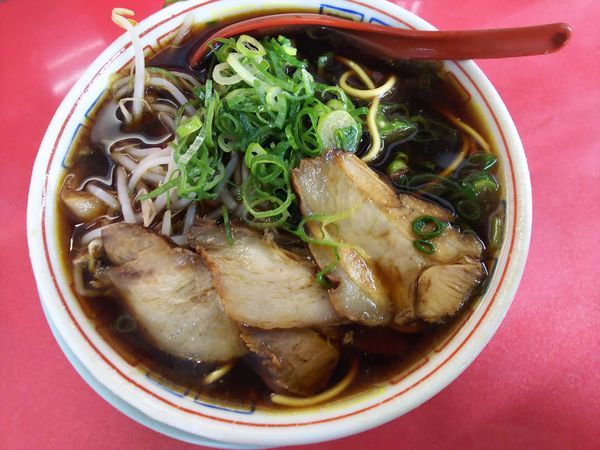 「中華そば（小）麺カタメ・ネギ多め・白　600円」@新福菜館 本店の写真
