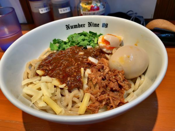 「油そばBLACK＋味玉＋辛味＋ニンニク＋1/2ライス」@麺Dining Number Nine 09の写真