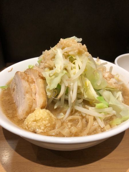 「ラーメン並盛り800円ヤサイアブラ増しニンニク少なめ生卵50円」@トランキーロ！の写真