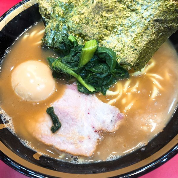 「ラーメン ¥700 (うす味 油少なめ)＋味玉 ¥40」@家系総本山 ラーメン吉村家の写真