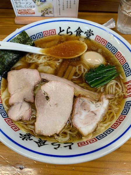 「ワンタン麺@910 +大盛り@210 +半熟煮卵@100」@とら食堂の写真