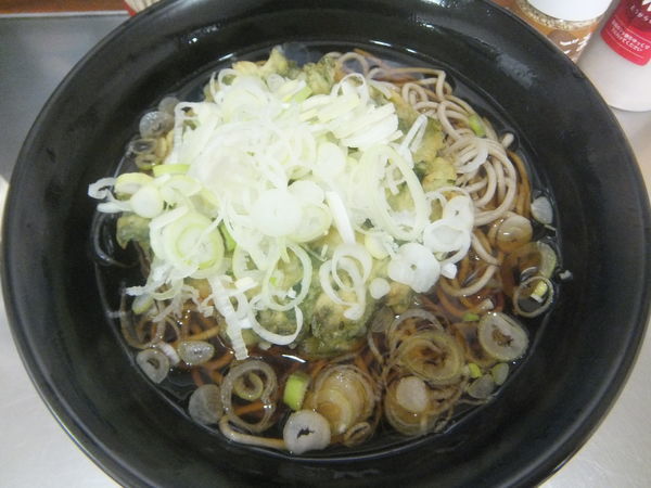 「春菊玉ねぎ天そば450円」@大江戸そば 上野9・10番ホーム店の写真