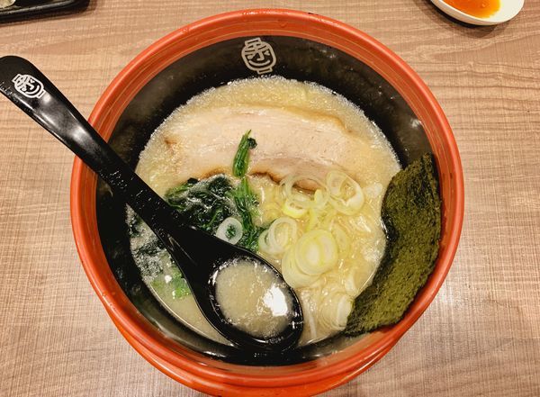 「赤坂ラーメン(塩とんこつ)」@赤坂ラーメン 赤坂本店の写真