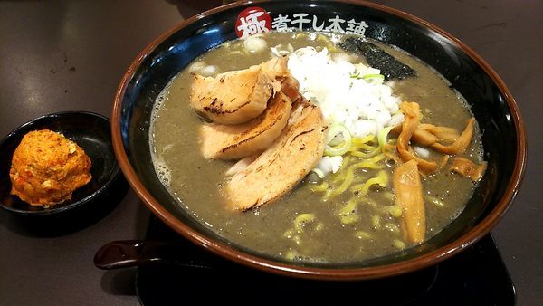 「極濃煮干し豚骨チャーシュー麺(大盛り) 辛玉」@極煮干し本舗 久喜店の写真