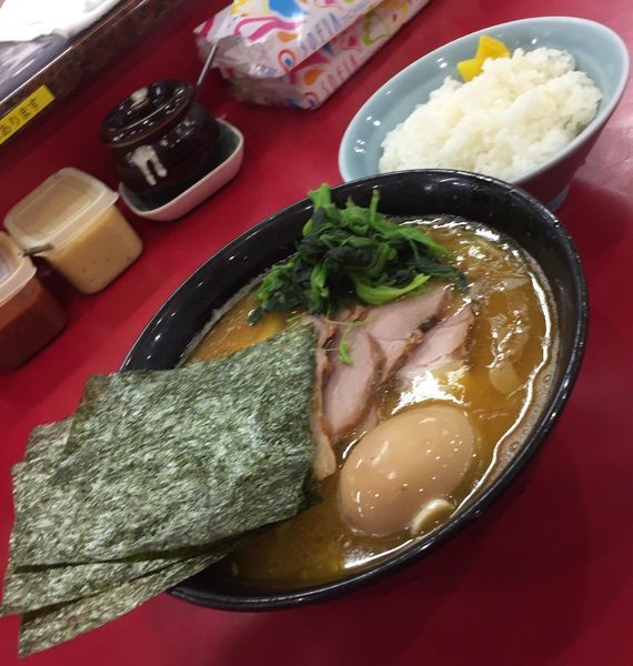 「チャーシューメン並(麺硬め油多め)＋味付玉子＋ライス」@杉田家 千葉祐光店の写真