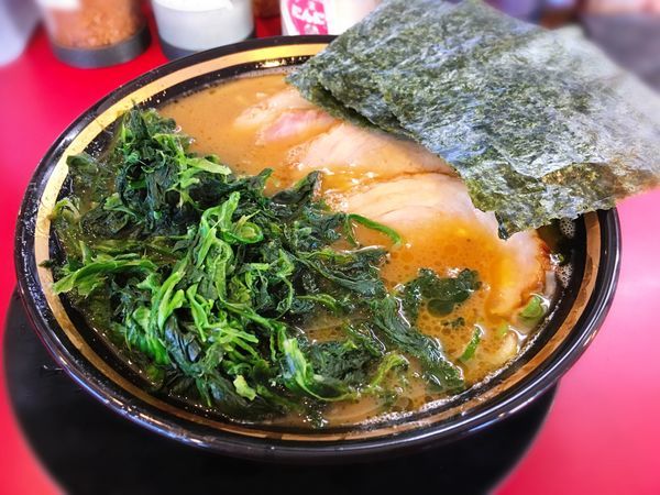 「チャーシューメン＋燻製バラ＋青菜」@家系ラーメン 熊田家の写真