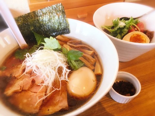 「特製正油ラーメン＋アジアン肉味噌ご飯」@湖麺屋 Reel Cafeの写真