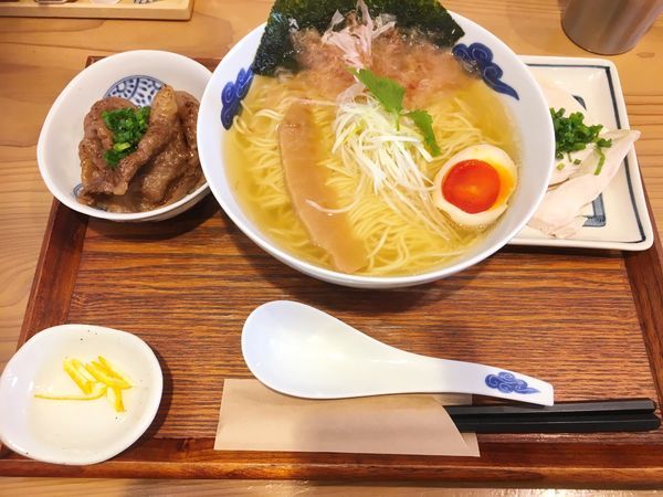 「炙り和牛の追い鰹そば(白醤油)＋昆布〆鶏ちゃーしゅー増」@麺屋 猪一 離れの写真