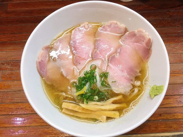 「チャーシュー鰺煮干しのしおそば」@町田汁場 しおらーめん進化 町田駅前店の写真