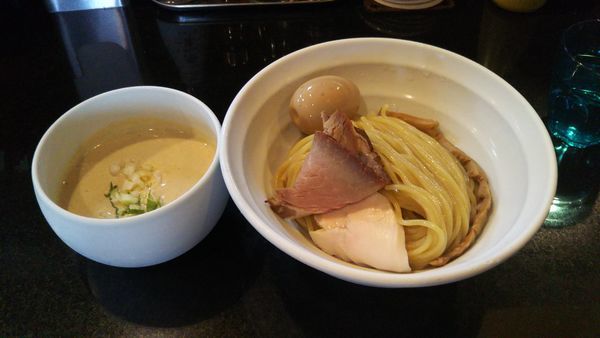 「（夏季限定）冷しホワイトつけ蕎麦、味玉」@七福軒の写真
