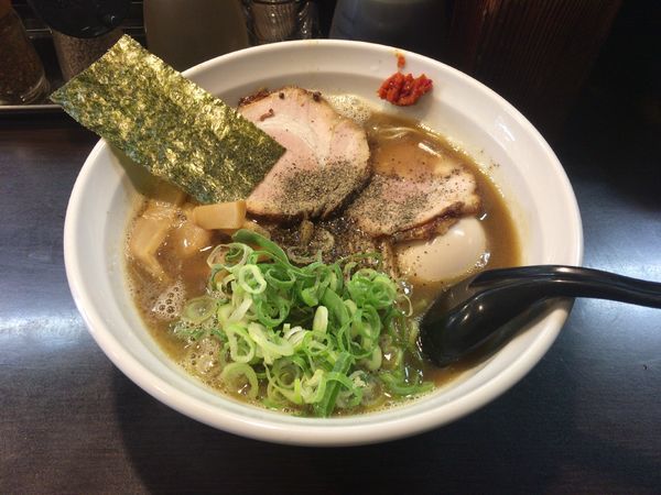 「【限定】くれは式ブラックラーメン(麺硬め・900円)＋味玉(10」@ラーメンくれはの写真