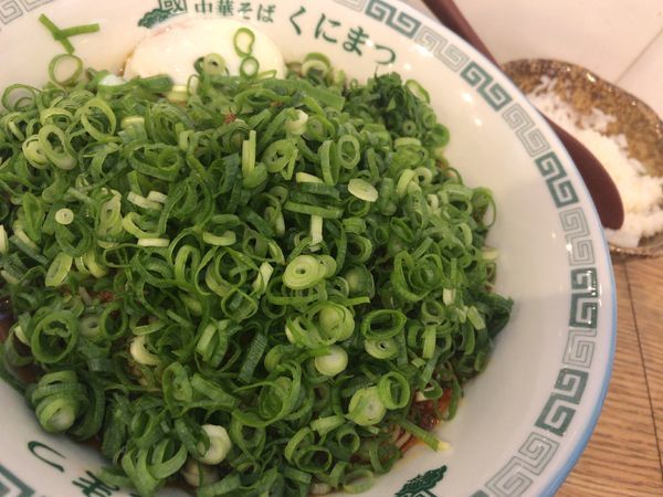 「KUNIMAX　温泉卵　ミニライス」@汁なし担担麺 くにまつ 神保町店の写真