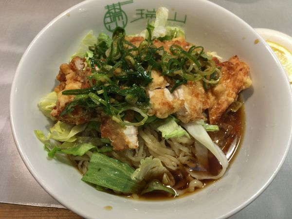 「［限定］油淋鶏のせ冷やしぶっかけラーメン」@中華蕎麦 瑞山（ZUIZAN）の写真