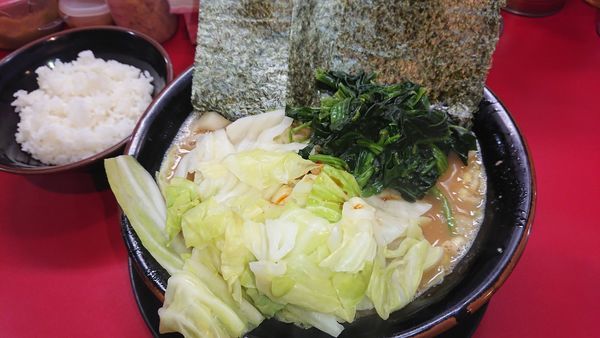 「中盛ラーメン(780円)キャベツ(100円)」@家系ラーメン とらきち家の写真