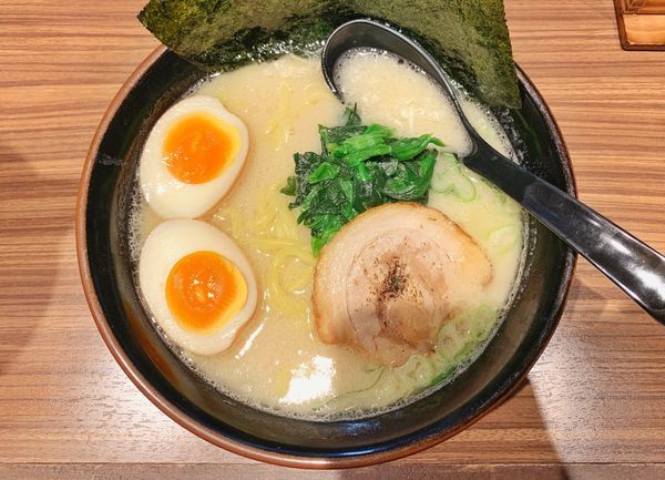 「塩豚骨ラーメン」@つけ麺らーめん 春樹 赤坂店の写真