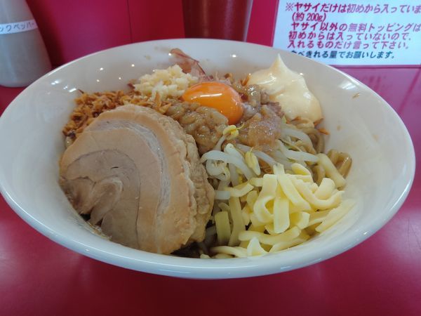 「まぜそば並800円ニ、チ、ベ､ まし、油、マ、ましまし」@豚ゆうの写真