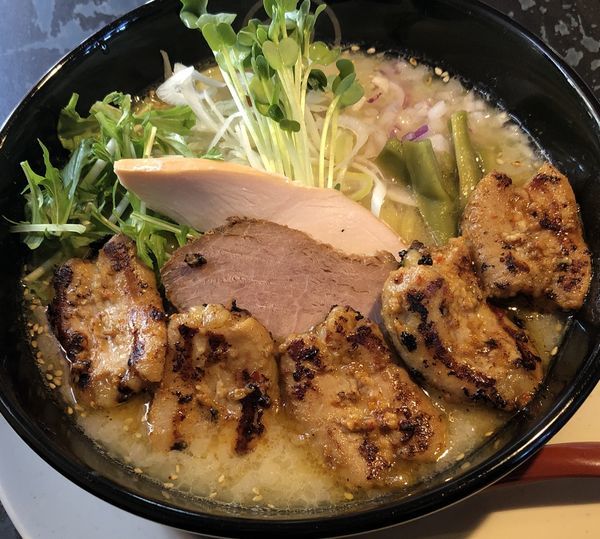 「和牛生ホルモン焼生姜ラーメン」@手打ちラーメン まるめしあんの写真