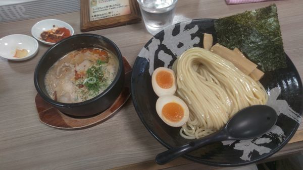 「辛とん大盛780円トッピングタマゴ」@越後つけ麺維新 大井町店の写真