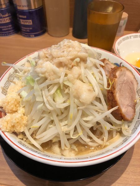 「小ラーメン780円ヤサイアブラ増し増しニンニク少なめ生卵50円」@豚山 上野店の写真