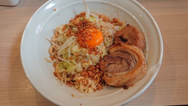 「ラーメン汁なし(麺少なめ）800円」@麺屋 味方の写真
