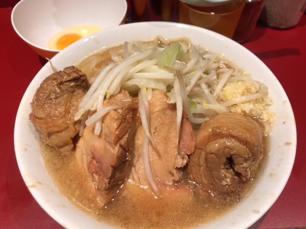 「小豚(ニンニク)+生玉子 900円」@ラーメン二郎 荻窪店の写真