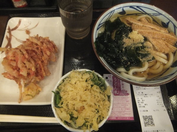 「刻みきつね並350円＆小えびかき揚げ120円」@丸亀製麺 柏駅南口店の写真