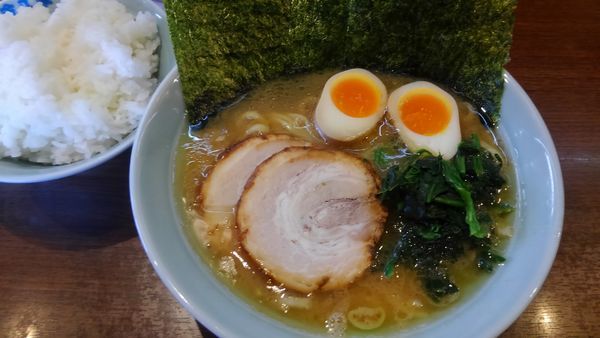 「金八ラーメン、チャーシュー増し、中盛ライス」@金八家の写真