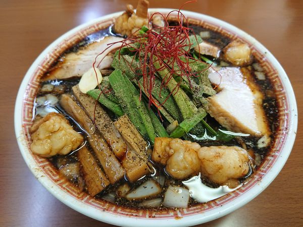 「【限定】ブラック ザ ホルモン(中盛)900円」@中華蕎麦 丸め 東久留米店の写真