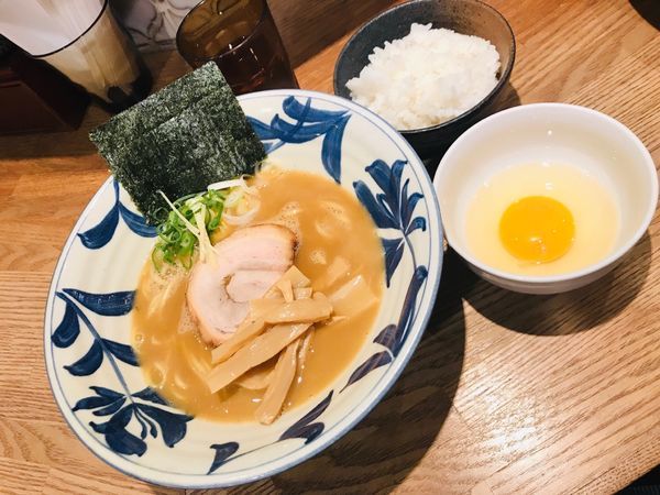 「らーめん ごはん 生卵」@麺屋ぬかじの写真