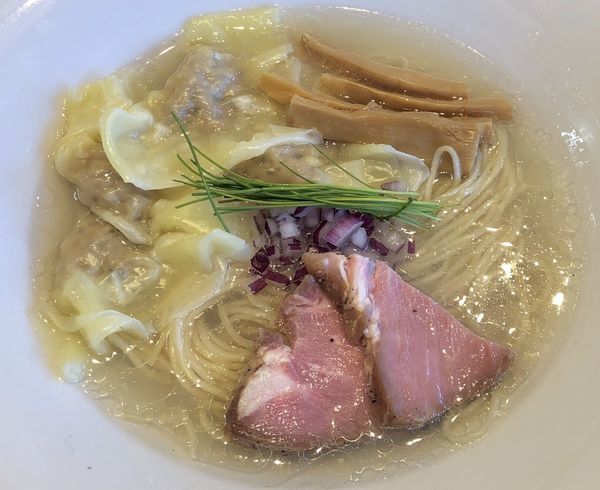 「宍道湖しじみ中華蕎麦（塩）800円+ワンタン」@宍道湖しじみ中華蕎麦 琥珀 東京本店の写真