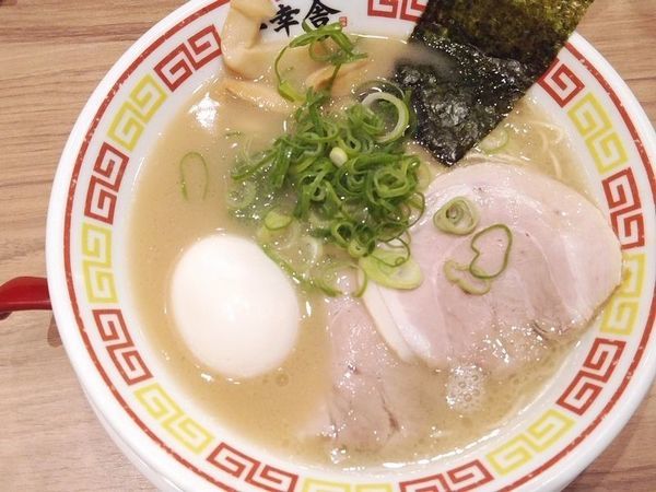 「味玉豚骨ラーメン」@博多屋台ラーメン一幸舎 東京キッテグランシェ店の写真