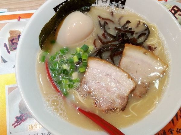 「こーちゃん＋味玉」@博多とんこつラーメン 貴太郎の写真