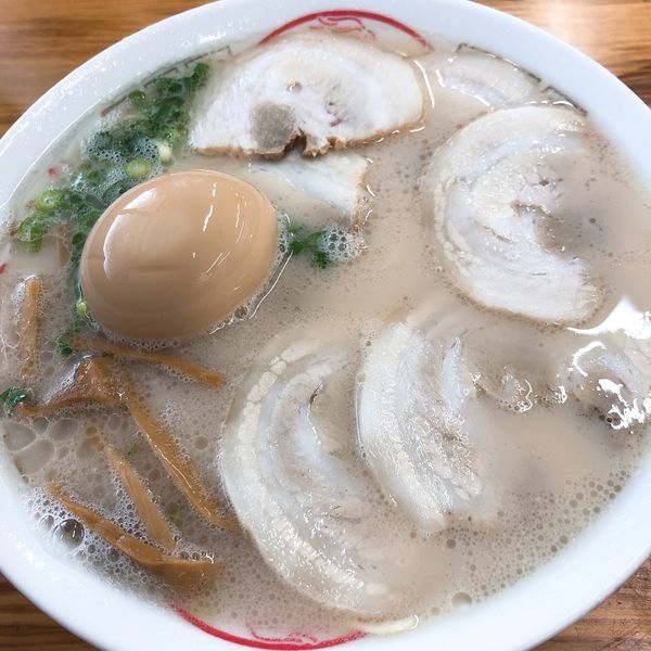 「チャーシューメン ¥550＋半熟煮たまご ¥120」@丸幸ラーメンセンター 基山店の写真