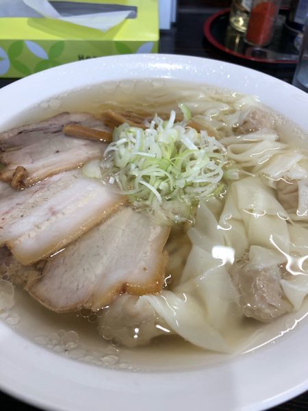 「山塩ラーメン太麺大盛りワンタントッピング」@うえんで 山鹿店の写真