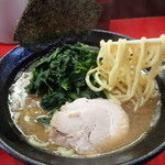 「味玉ラーメン＋ほうれん草」@横浜家系ラーメン 宗八 柏本店の写真